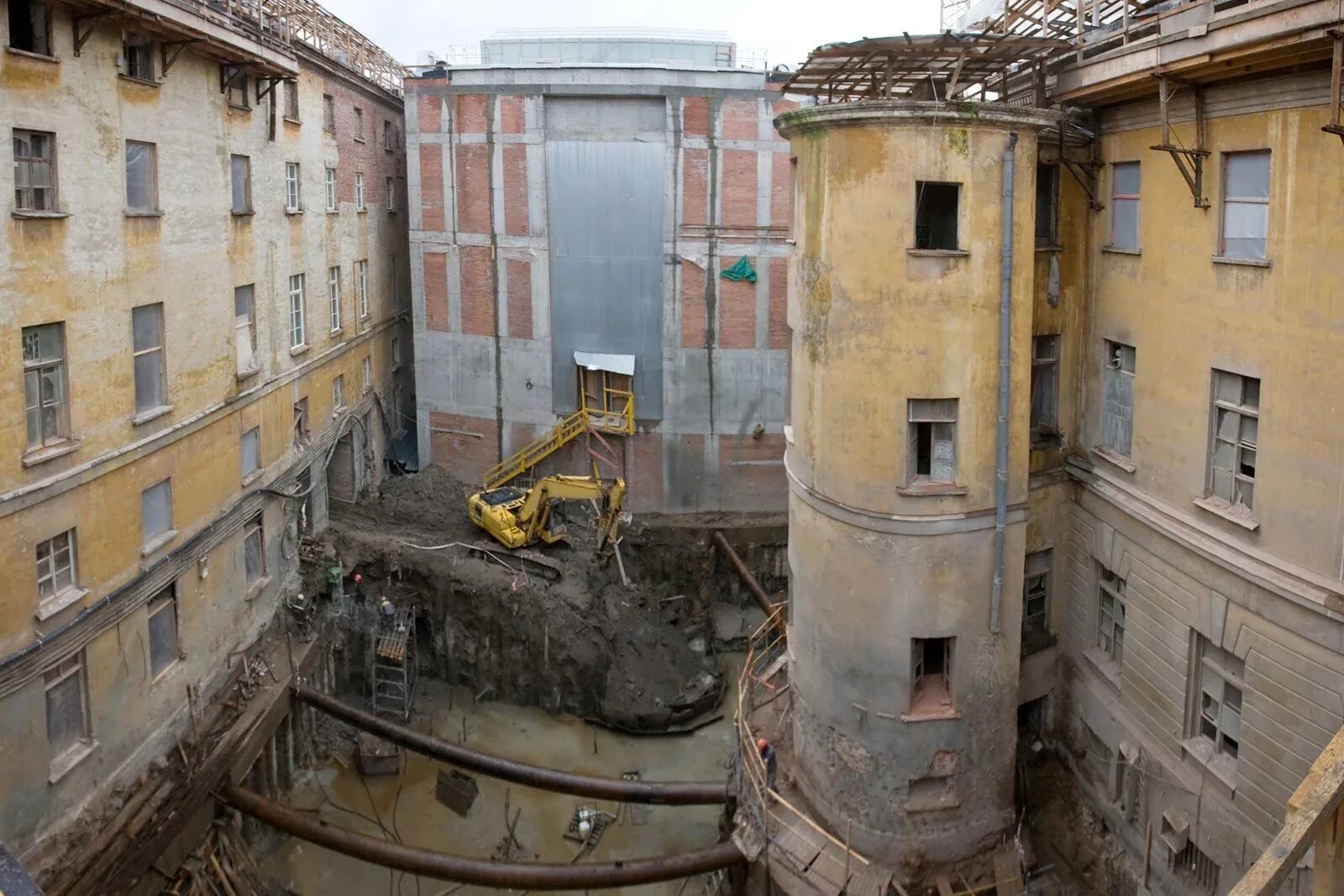 Политехнический музей закопанный этаж. Политехнический музей закопанные этажи санкт-петербург. Раскопки полуподвальные этажи в санкт петербурге. Политехнический музей в москве откопали. Музей врубеля культурный слой.