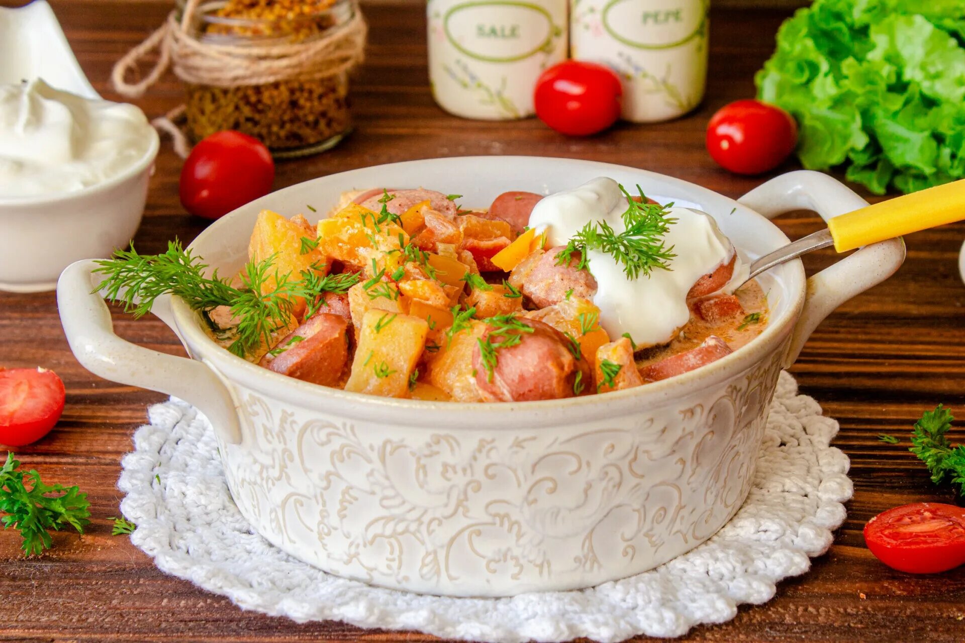 Рагу с сосисками фиолетового цвета. Овощное рагу с сосисками. Рагу капуста сосиски. Рагу с сосисками и кабачками. Рагу с картофелем и сосисками.
