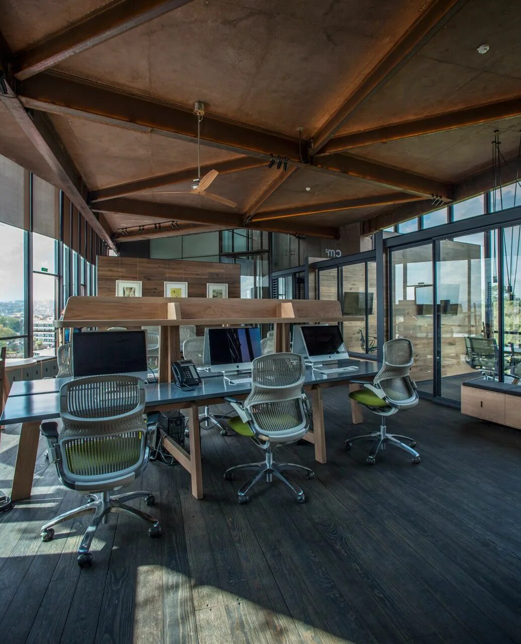 Cm office. Cm office. Офис стиль. Строительный дизайнер. Опен спейс в офисе что это.