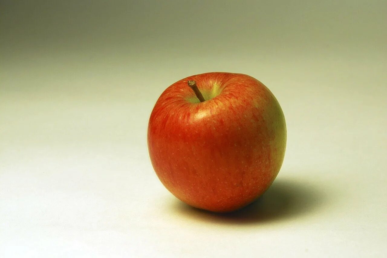 1 2 яблоко. Яблоко. Яблоки красные. Яблоко на белом фоне. Яблоко на столе.
