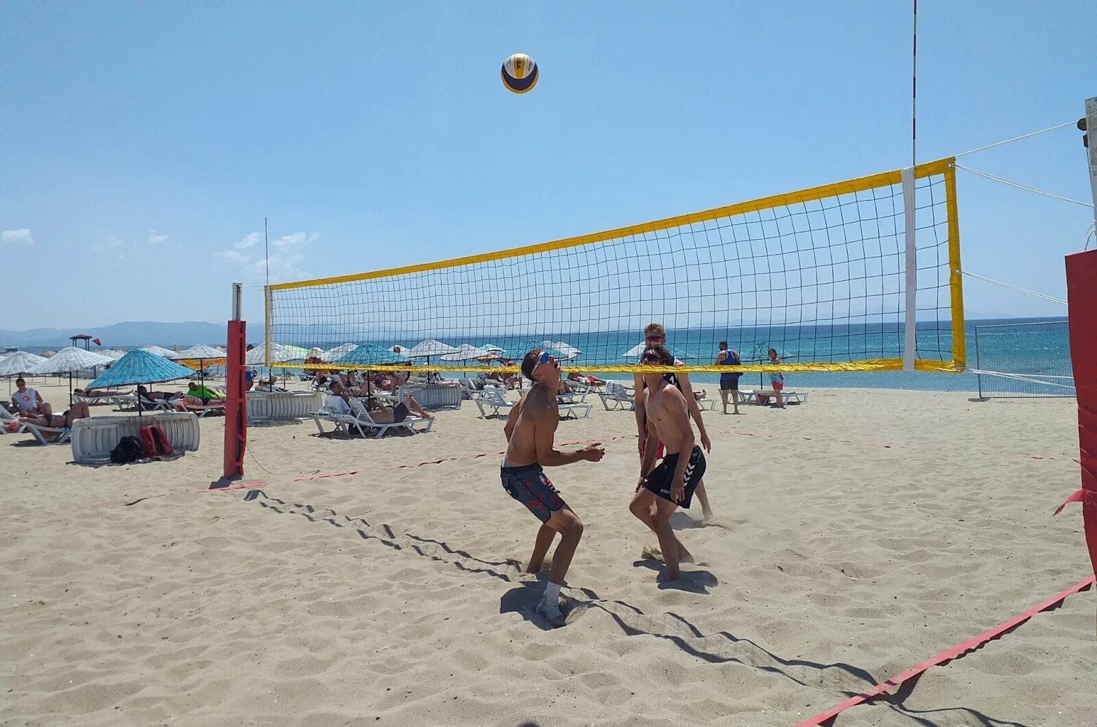 Волейбол турция 2024 год. Волейбол Турция. Золотые Пески богатое 2022 волейбол. Пляжный волейбол Турция. Пляжный волейбол в Турции дети.