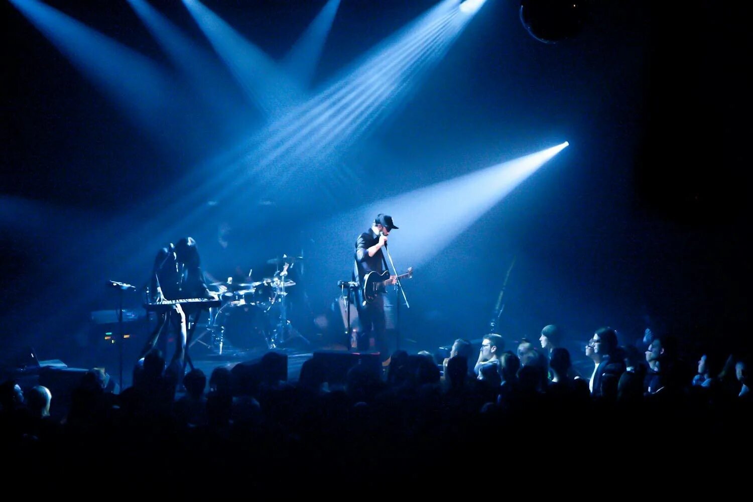 Предложи концерт. Рок концерт сцена. Имеджин драгонс концерт. Певец де викенд. Симфонический оркестр фото.