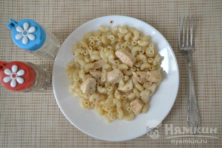 Филе с макаронами и сыром. Куриная грудка с макаронами. вареная грудка с макаронами. пп макароны с курицей. вареное куриное филе с макаронами.