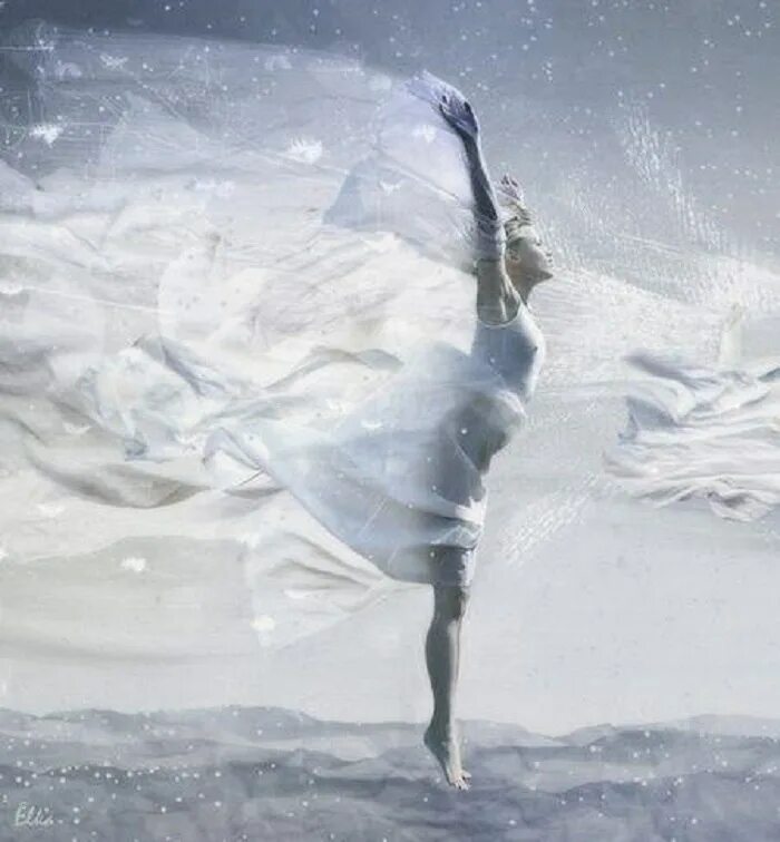 Ветра глоток. Полёт души. Лед и ветер. Ветер раздувает платье. Девушка на ветру.