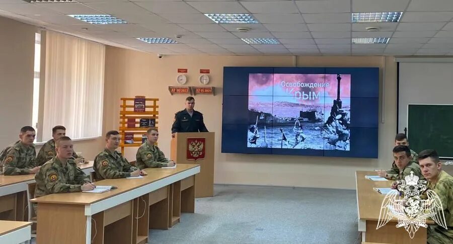 Военно политическое информирование офицеров проводится