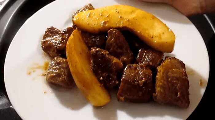 Мясо тушеное с айвой. Мясо тушеное с айвой. Говядина с айвой. Говядина, жаренная с айвой и тыквой. Говядина тушеная с айвой.