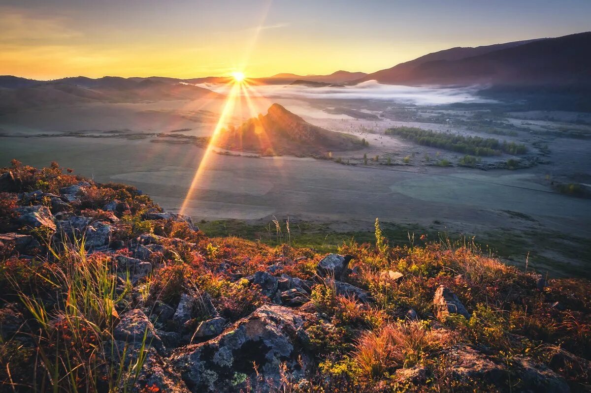 Горы солнце. Рассвет в горах Алтая. Утро в горах. Закат солнца в горах.