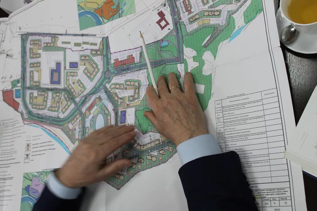 Вместе начинаем строительство. Планируют начать строительство. Подготовка к строительству. Люди делают ремонт. Архитектор профессия.