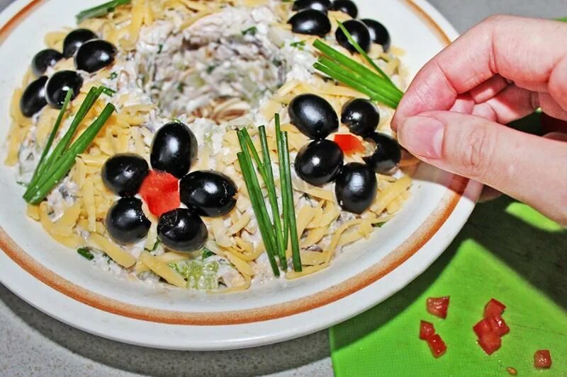 Салат лесовик. Слоеный салат леший. Салат леший с языком. Салат леший слоями. Салат леший.