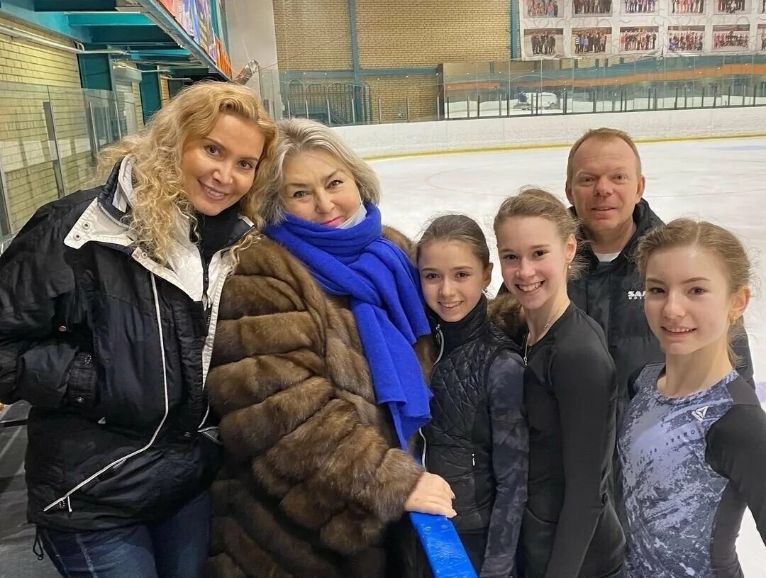 семья камиллы валиевой. камилла валиева семья. камила валиева родители семья. семья камиллы валиевой. родители камилы валиевой.