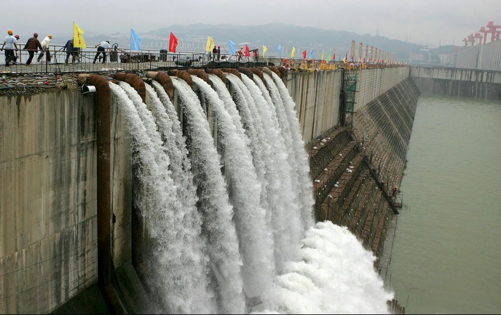 Плотина в китае. ГЭС три ущелья Китай. Плотина 3 ущелья Китай. Плотина на Янцзы. Плотина «три ущелья» (three gorges dam), Китай.