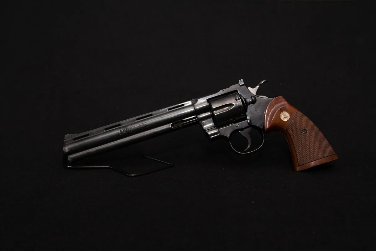 Colt python 6. Револьвер кольт питон. револьвер питон 357. кольт питон 357. colt python 6 inch.