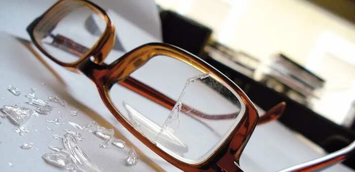 My glasses were broken. разбитые круглые очки. треснутые очки. сломались очки. железный фиксатор для глаз очки на средневековье.