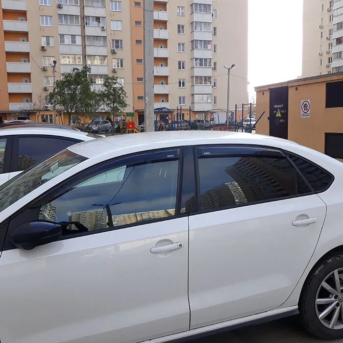 Дефлекторы на vw polo sedan 2017. Vw polo 6n2 дефлекторы окон. Ветровики на фольксваген поло 5. Дефлекторы на vw polo sedan 2011. Дефлекторы окон поло седан.