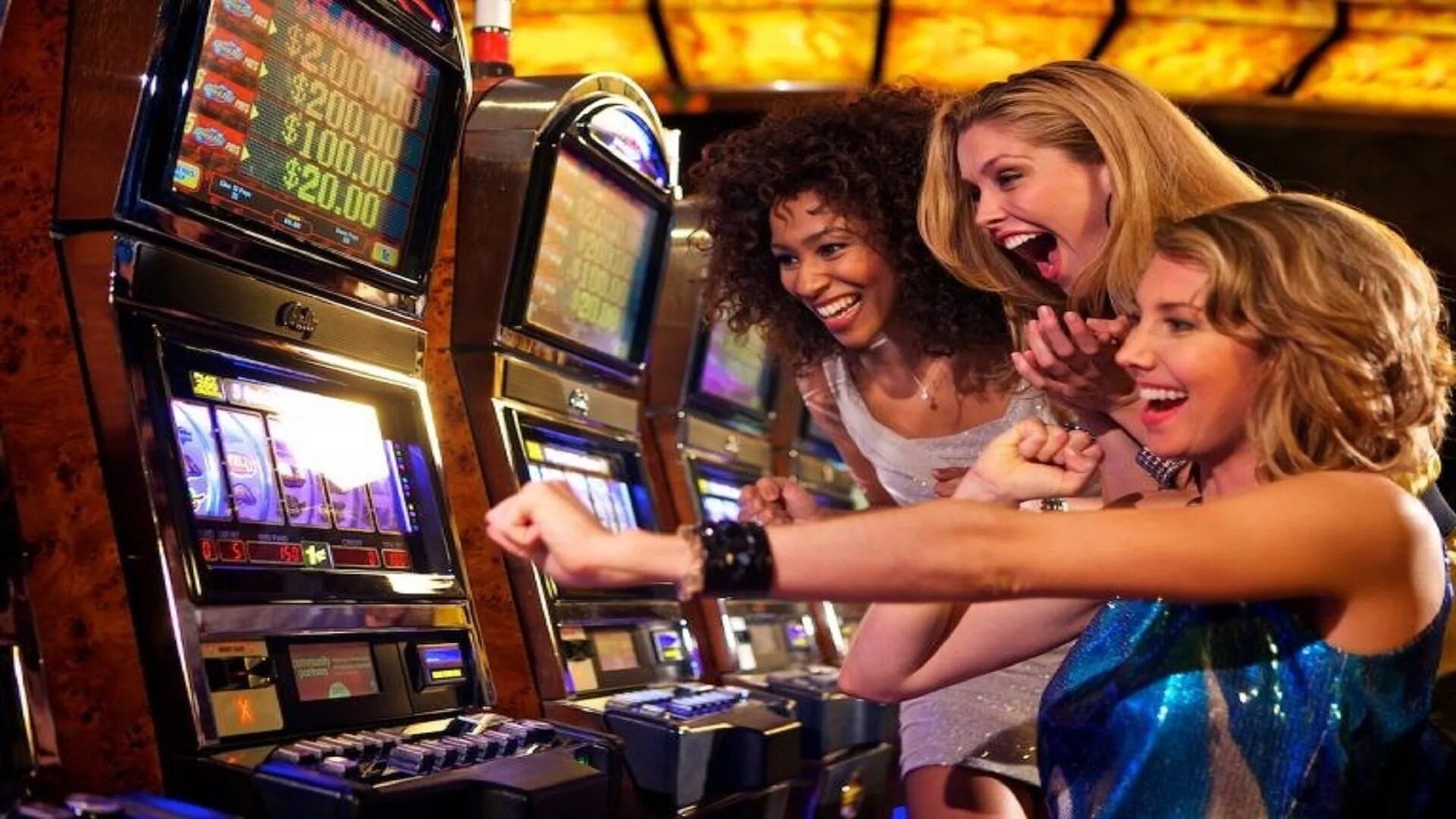 Девушки в казино. Лицензированные интернет казино. Танцы в казино.