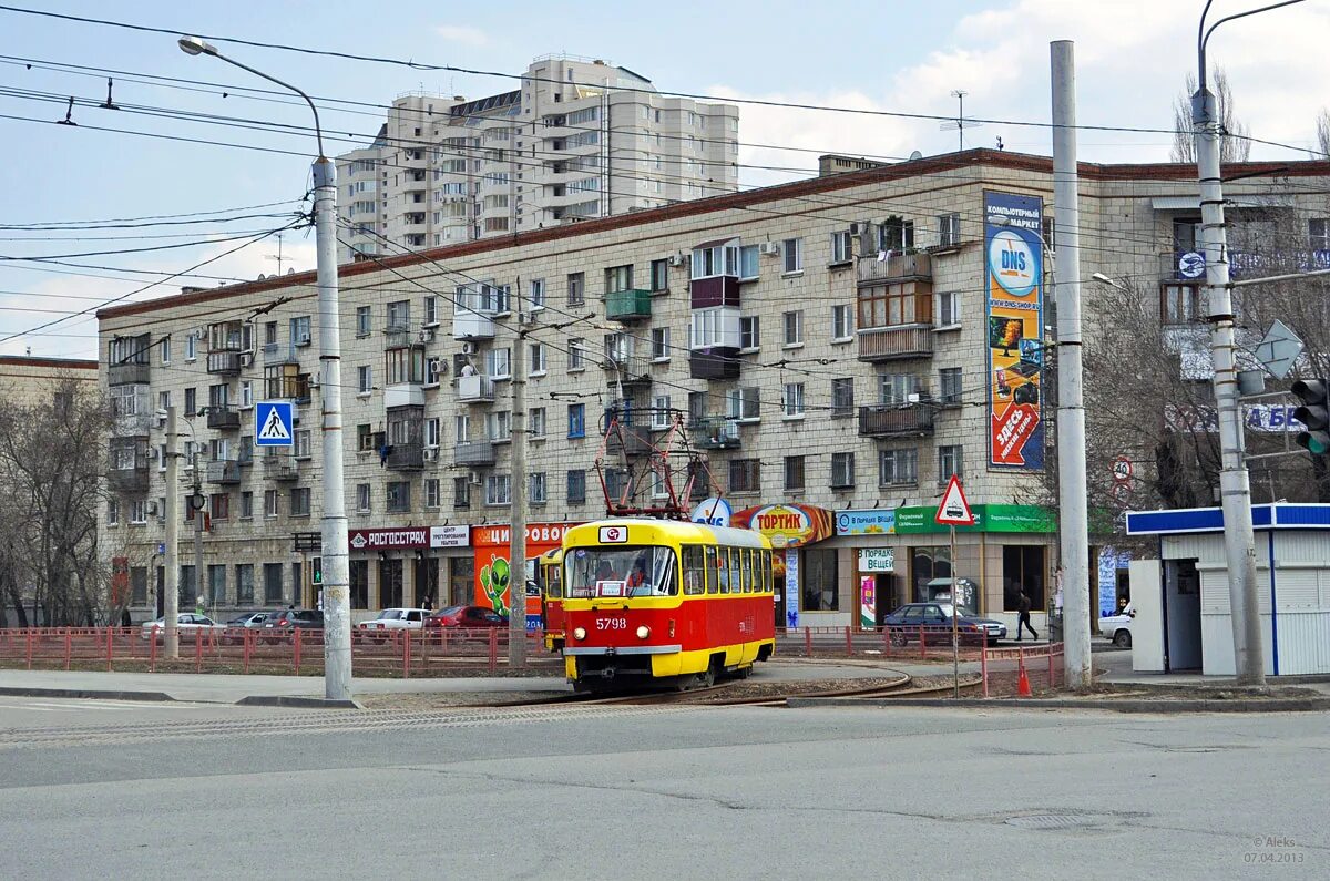 Остановиться в волгограде. 7я Гвардейская Волгоград. Улица 7 Гвардейская Волгоград. Трамвай на 7 Гвардейской Волгоград. Остановка 7 Гвардейская Волгоград.