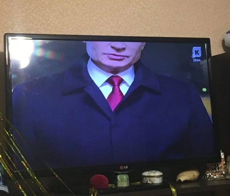 Первый канал поздравления. Новогоднее обращение Путина 2021. Новогоднее обращение Путина в Калининграде. Новогоднее обращение Путина мемы. Обращение президента 2021 на новый год.
