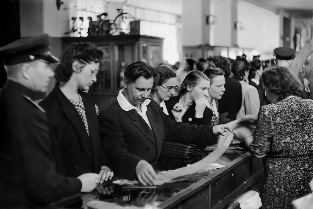 Советская социума. Анри Картье-Брессон фото 1954 Ленинград. Картье Брессон Москва 1954. Брессон Анри Москва, 1954. Анри Картье-Брессон, большой театр, Москва, 1954 год.