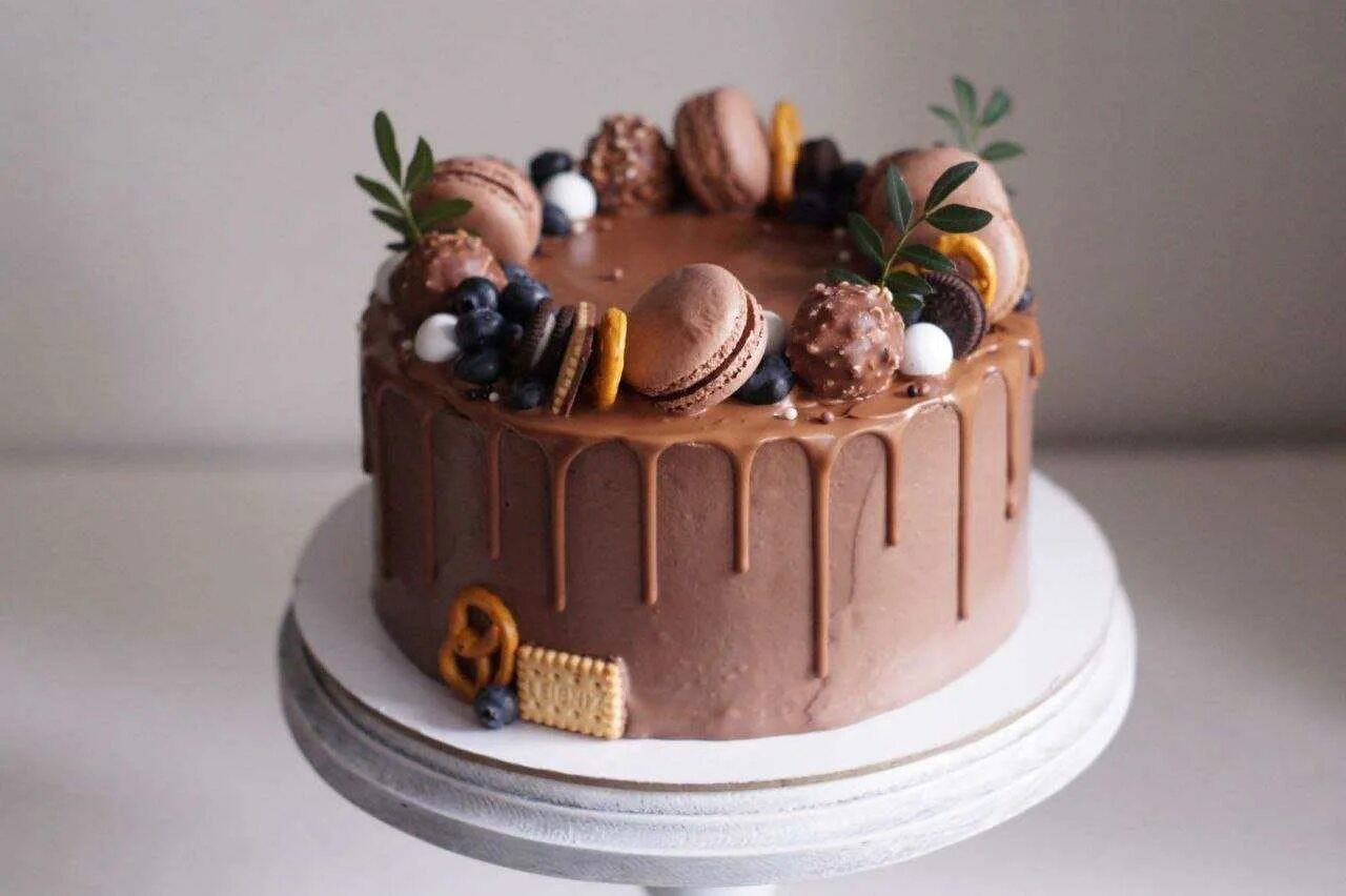 Ганаш для торта шоколадный. Декор торта для мальчика. Торт с шоколадным декором. Украшение торта конфетами.