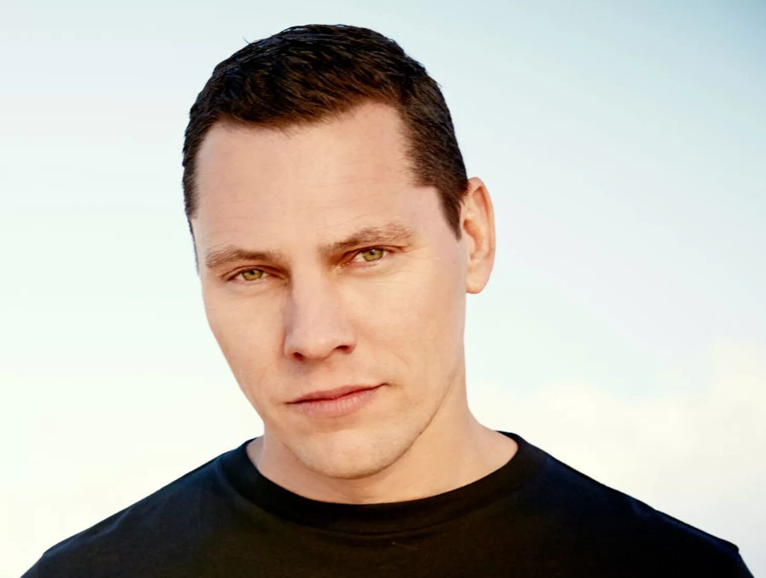 Tiesto moguai explode. Tiesto. диджей тиесто. тиесто фото. тиесто и король.