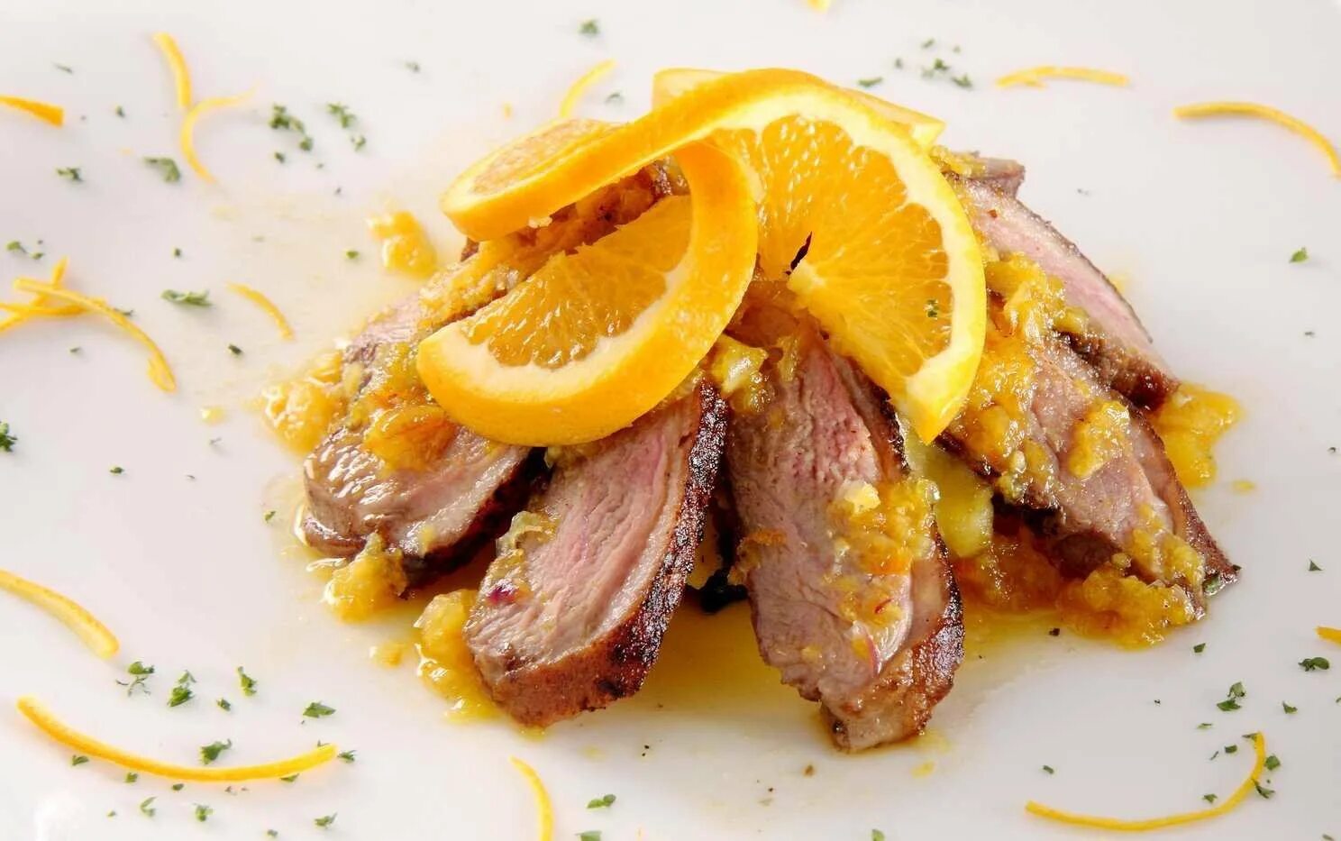 Утка под соусом. Утка запеченная с апельсинами. Утка под соусом. Утка под апельсиновым соусом. Утиная грудка магре.