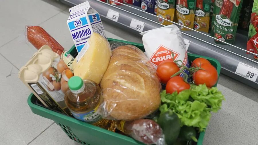 На продуктах можно с помощью. Продуктовая помощь. Продукты для нуждающихся. Нуждающиеся в еде россияне. Продуктовая помощь нуждающимся.