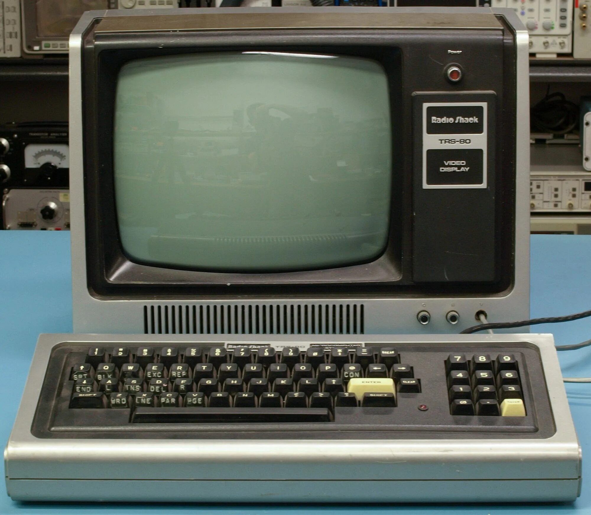 Первый микро. TRS-80. Компьютер TRS-80. TRS-80 model i. TRS-80 model 4.