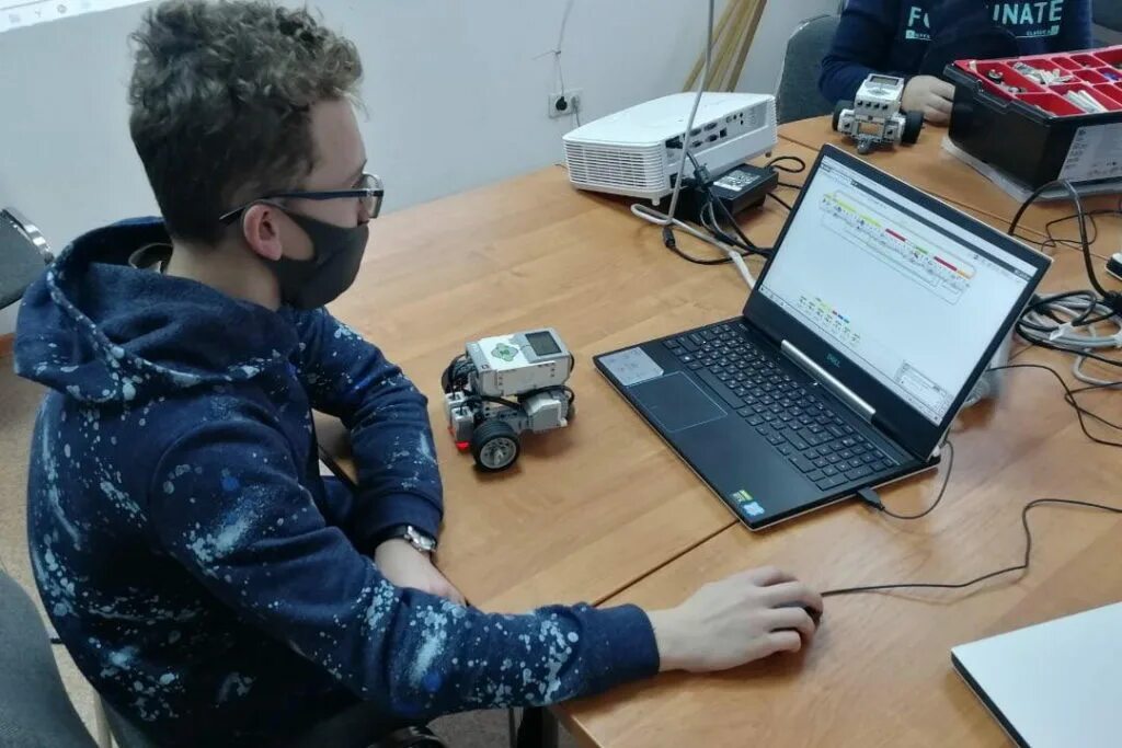 Программирование роботов в компьютерно управляемой среде. Программирование роботов. робот программист. программирование роботов манипуляторов. хакатон роботы.