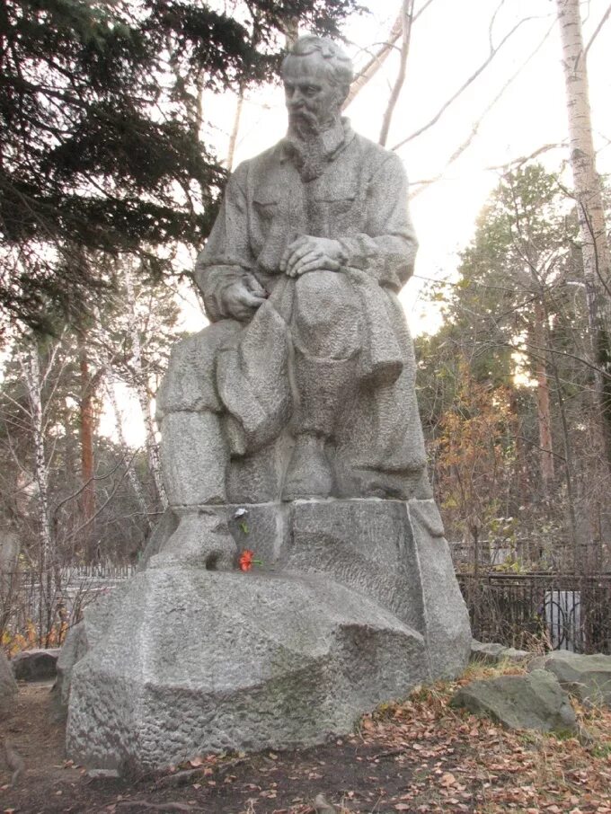 Бажов памятники. Памятник Бажова в Екатеринбурге. Памятник п. п. Бажову. Могила Бажова в Екатеринбурге.