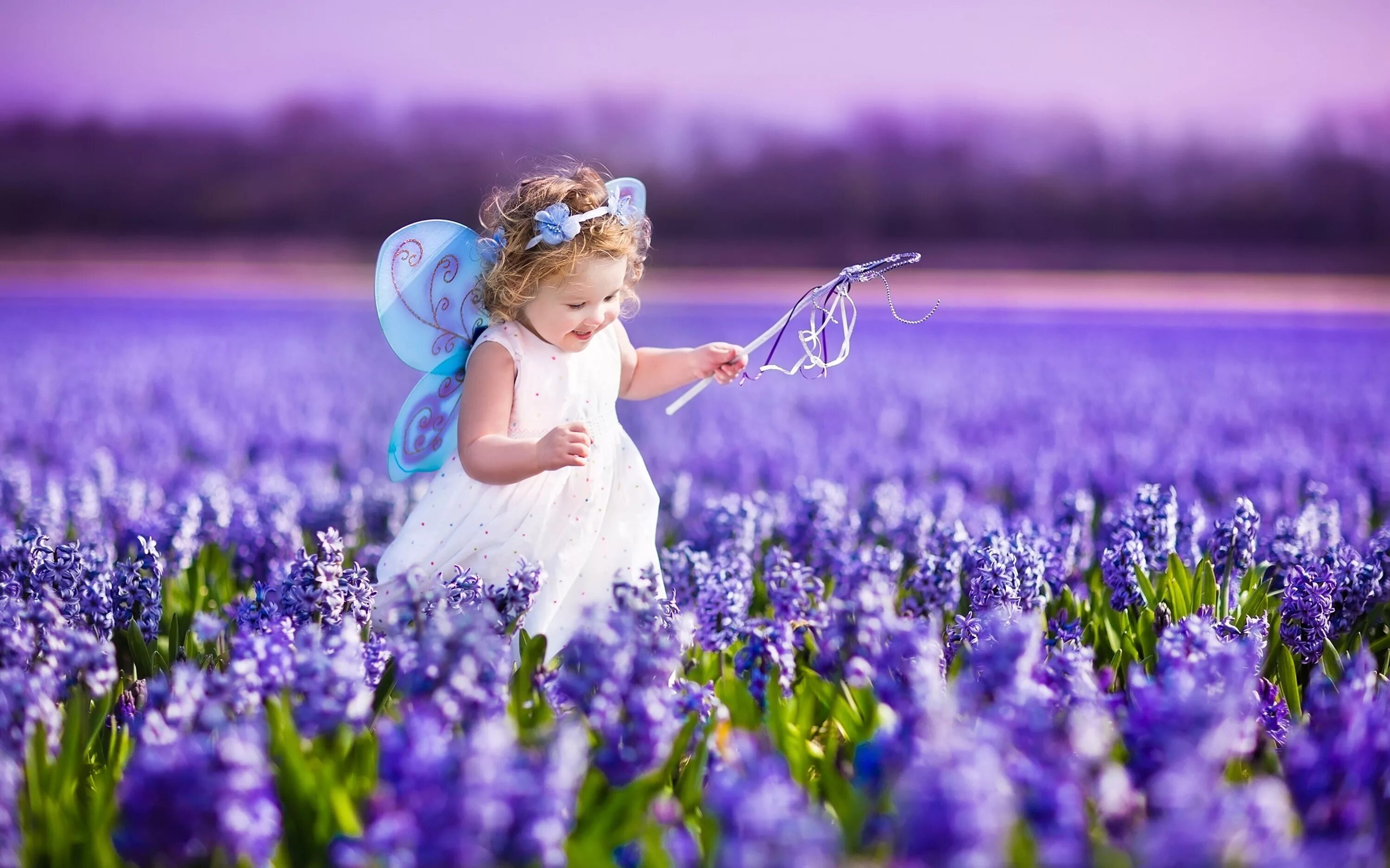 Детство это свет и радость слушать. Дети с цветами. Цветы для детей.