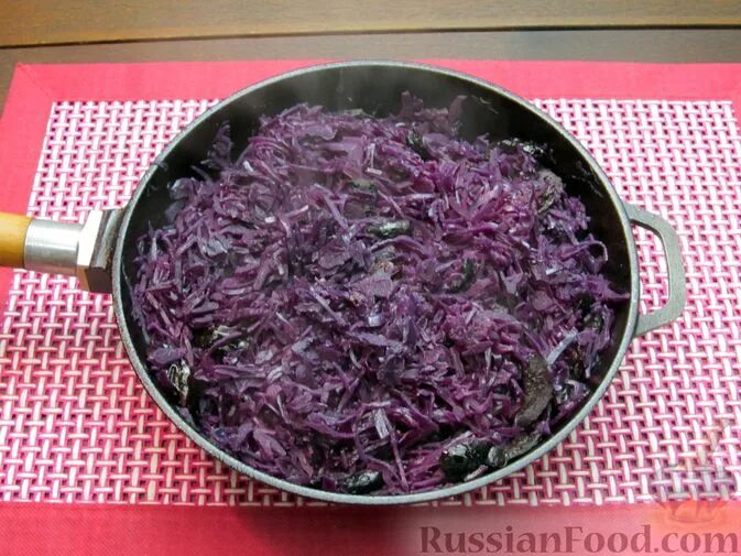 Тушат ли краснокочанную капусту. Потушить красную капусту. курица тушеная с краснокочанной капустой. тушить капусту краснокочанную можно. если потушить краснокочанную капусту.