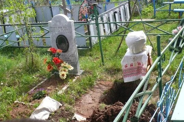 Похоронить в могилу к родственникам. Захоронение урны с прахом в землю. Захоронение урн в могилу. Захоронение урны на кладбище.