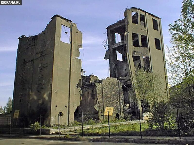 Восстановить разрушенный дом. Мелькомбинат руины Смоленск. Элеватор Смоленск руины. Смоленск разрушенный элеватор. Разрушенное здание Мелькомбината в Смоленске.