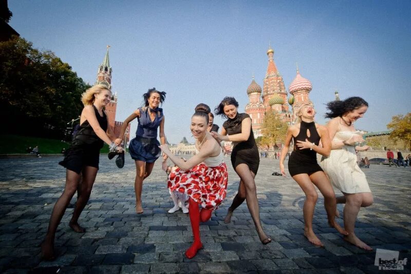 Кремль прикол. Шутки про москвичей. Москва веселая. Медведь на красной площади. Медведь и кремль.