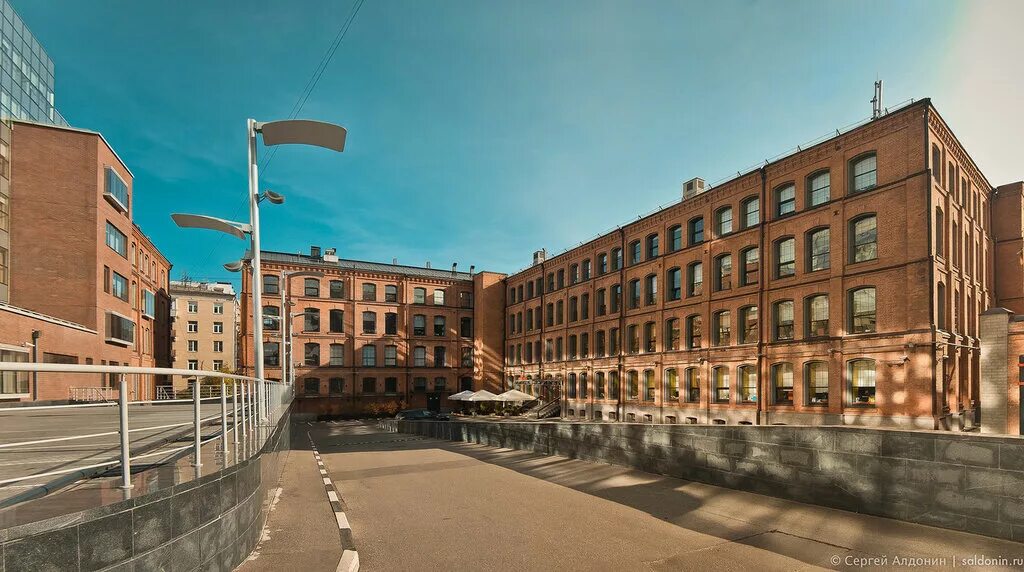 Красный квартал в москве. Улица тимура фрунзе, 11к2. Mvrdv red7. Красное здание. Квартал красных фонарей в амстердаме.