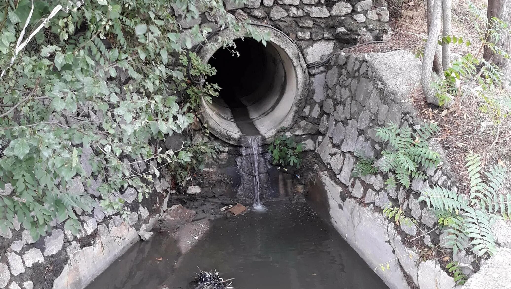 Водопровод в крыму. Канализационные стоки в черное море. Канализация в черное море сливается.