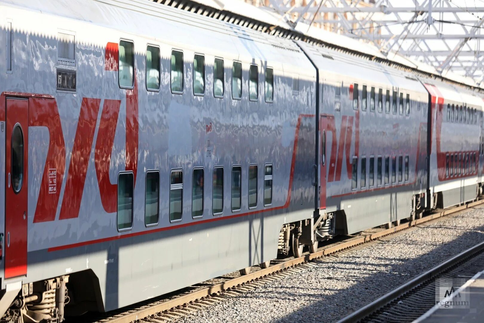Эп20 электровоз. Двухэтажный поезд ржд. Мурманск электричка. Двухэтажный поезд питер мурманск. Поезд санкт-петербург хабаровск.
