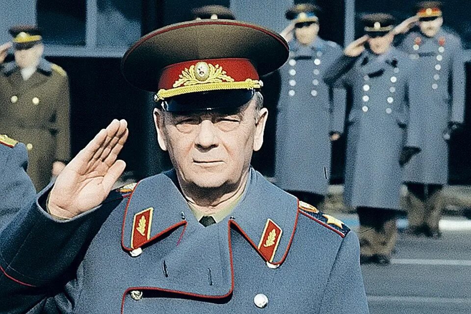Генерал с двумя часами. Маршал Соколов министр обороны СССР. Министр обороны СССР 1985.