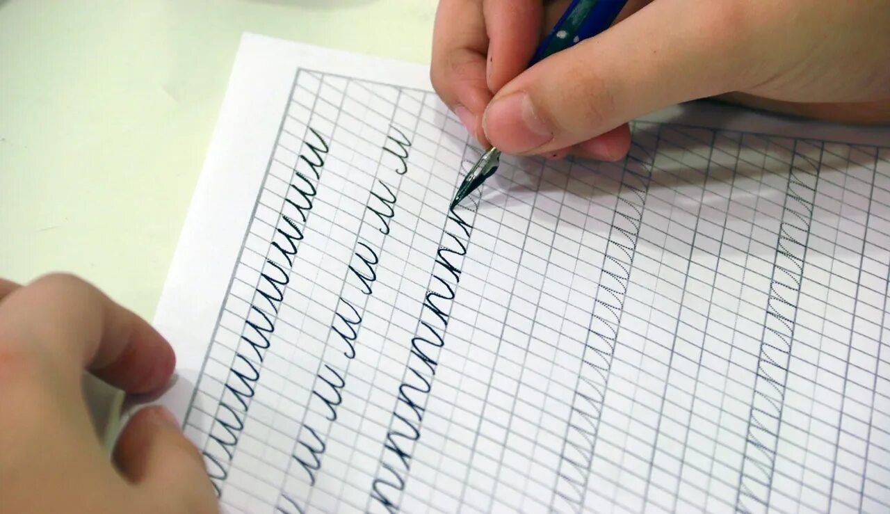 Дети каллиграфы. Ребенок учится каллиграфии. Репетитор по каллиграфии. Кружок каллиграфии для детей. Кружок каллиграфии для детей.