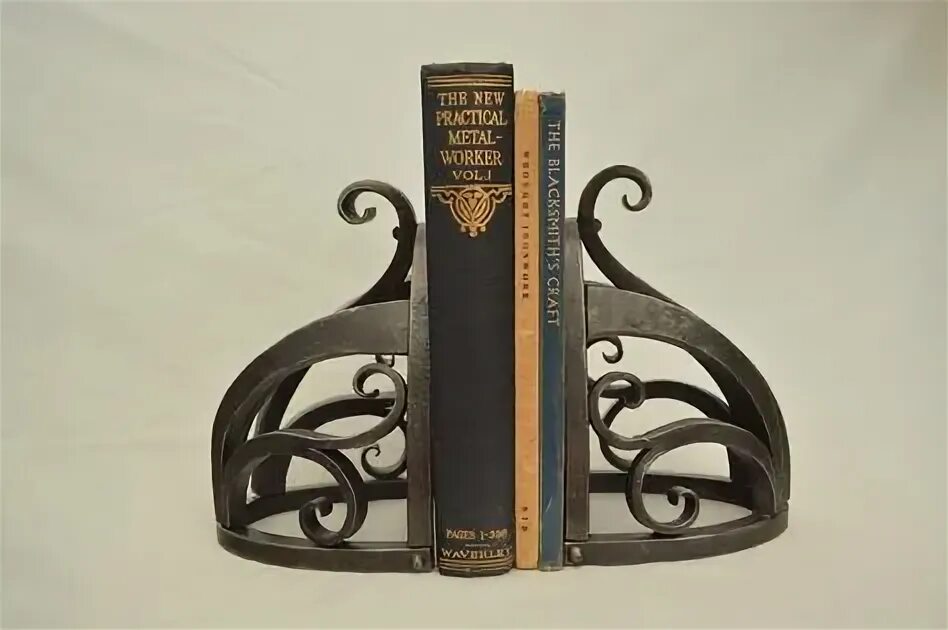 Кованная книга. Памятник в виде свитка. Кованная книга арт объект. Держатели для книг бронза. Кованная книга.