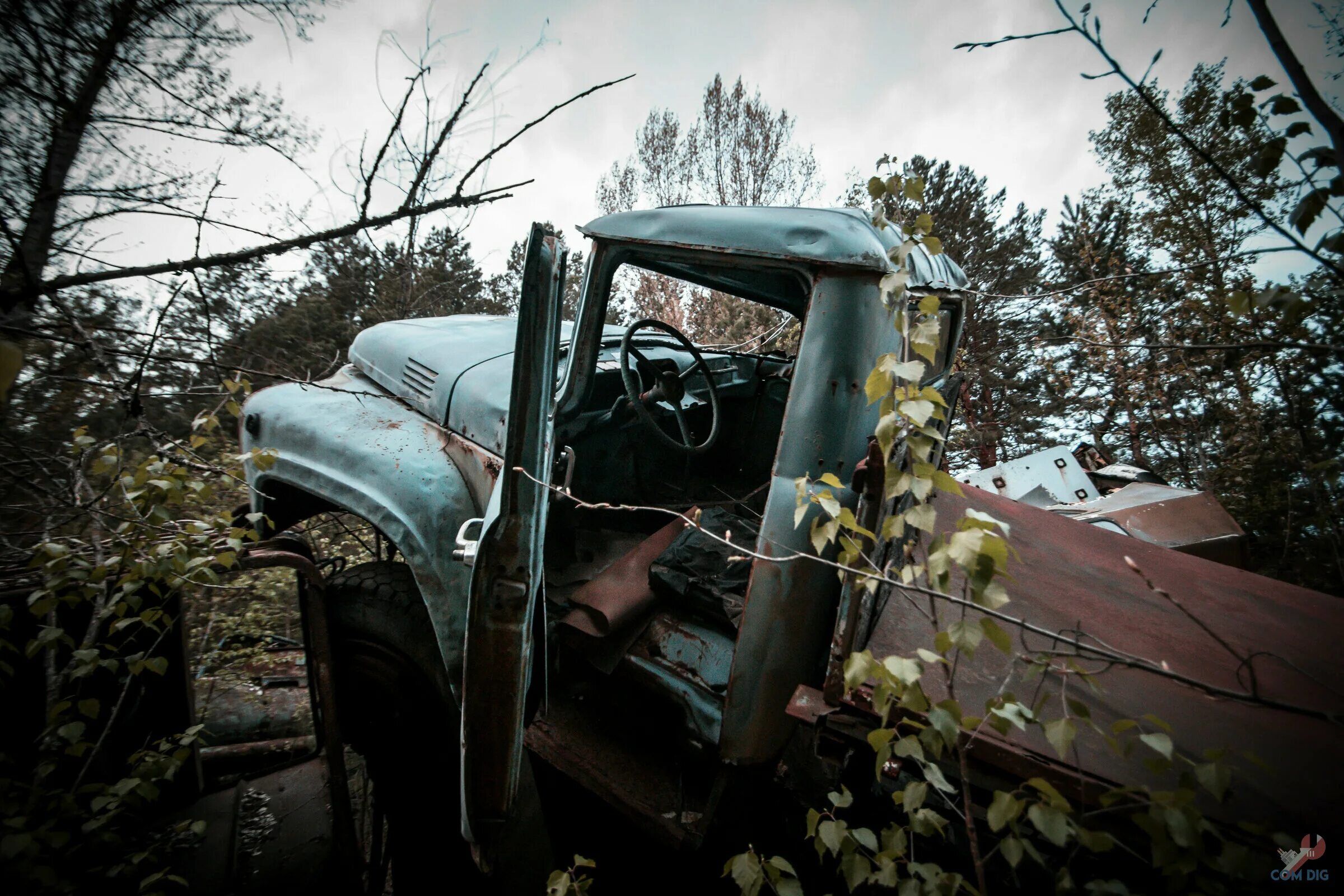 Припять гаражи 1989. Заброшенные гаражи в Припяти. Заброшенный ЗИЛ. Находки в заброшенных гаражах.