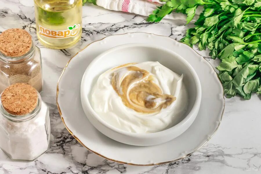 Салатная заправка. Заправка для салата цезарь рецепт. Салат цезарь пп. Заправлять овощной салат. Пп соус для салата цезарь.