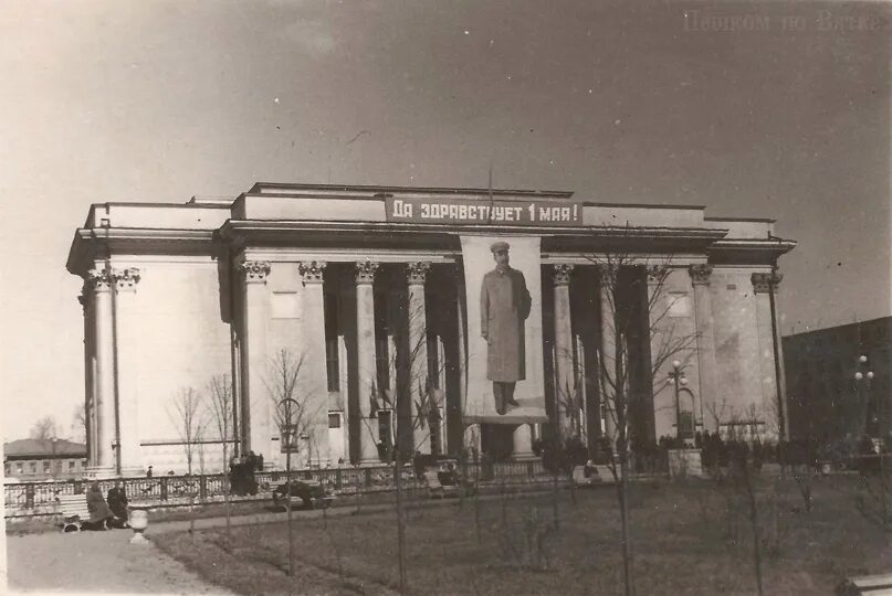 Ретро театр пермь. Березниковский драматический театр. драмтеатр киров. драматический театр киров 1877 год. оренбург старый драмтеатр.