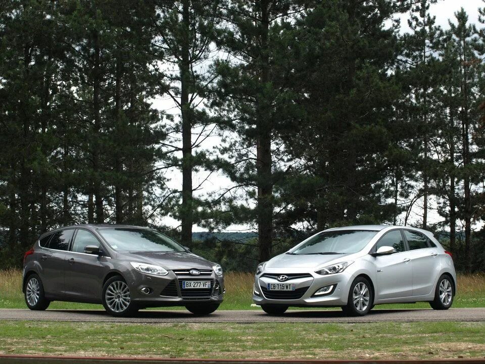 Сравнение хендай солярис. Ford Focus 3 и Hyundai Solaris. Солярис и Форд фокус 2. Солярис i30 хэтчбек. I30 vs Solaris.