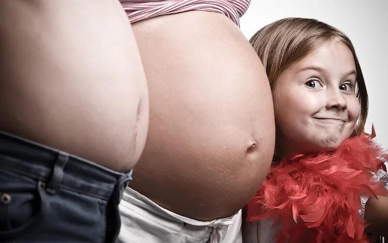 Малыш в животике. Пуза мам. Беременность. Поглаживание беременного живота. Beach pregnant belly.