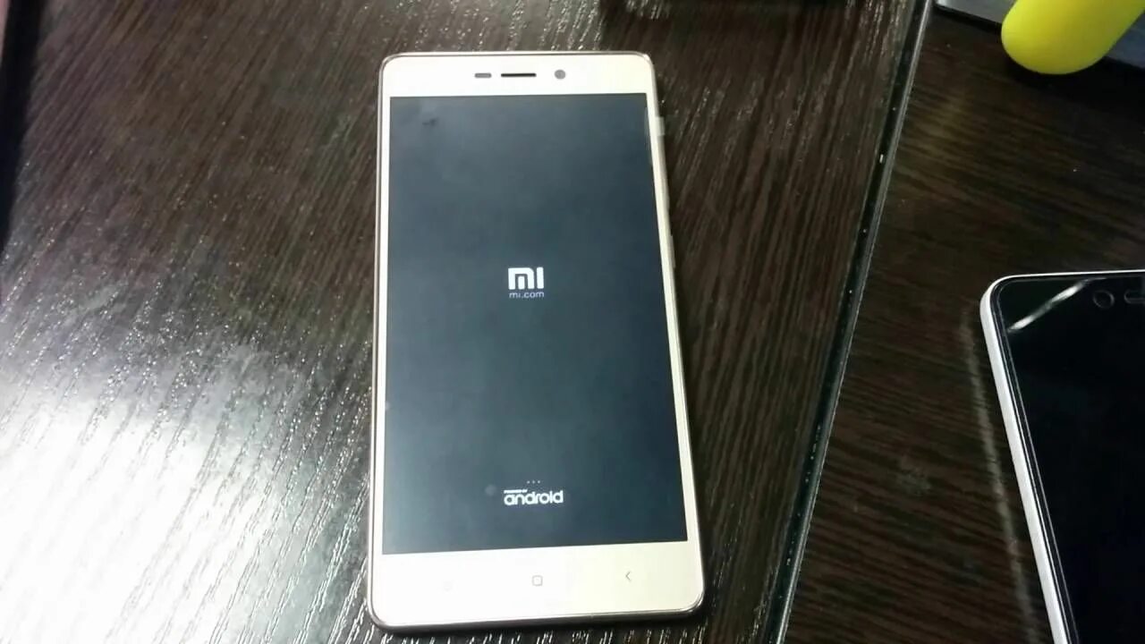 Redmi не запускается. Смартфон xiaomi redmi 4 (перезагружается). xiaomi redmi note 8 перезагружается. не включается телефон mi. экран перезагрузки xiaomi.