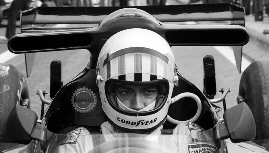 Tom pryce s fatal crash. Tom pryce. гран при южной африки 1977. том прайс гонщик.