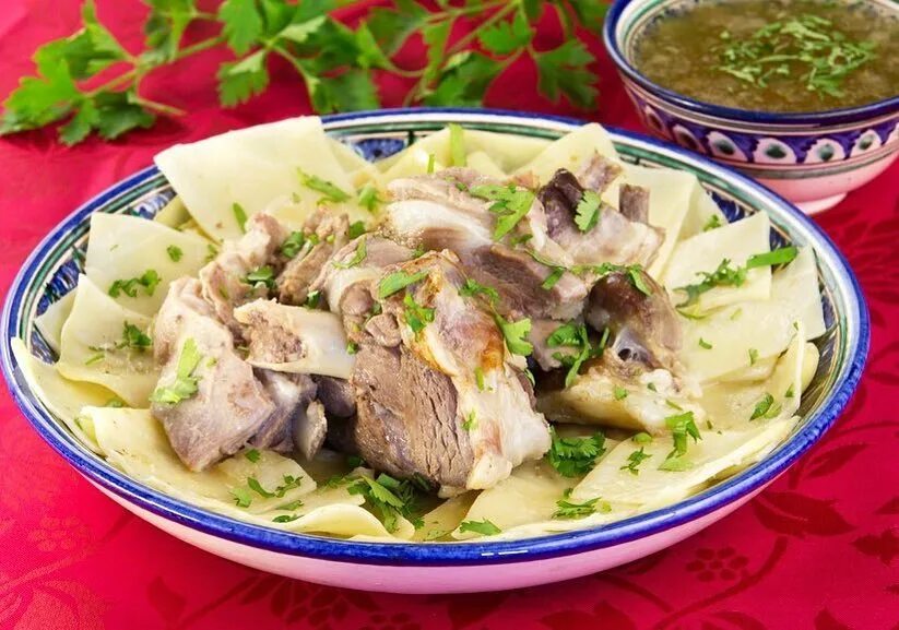 Бешбармак башкирия. Казахское национальное блюдо бешбармак. Бешбармак квадратики. Мясо для бешбармака. Лапша лагман бешбармак.