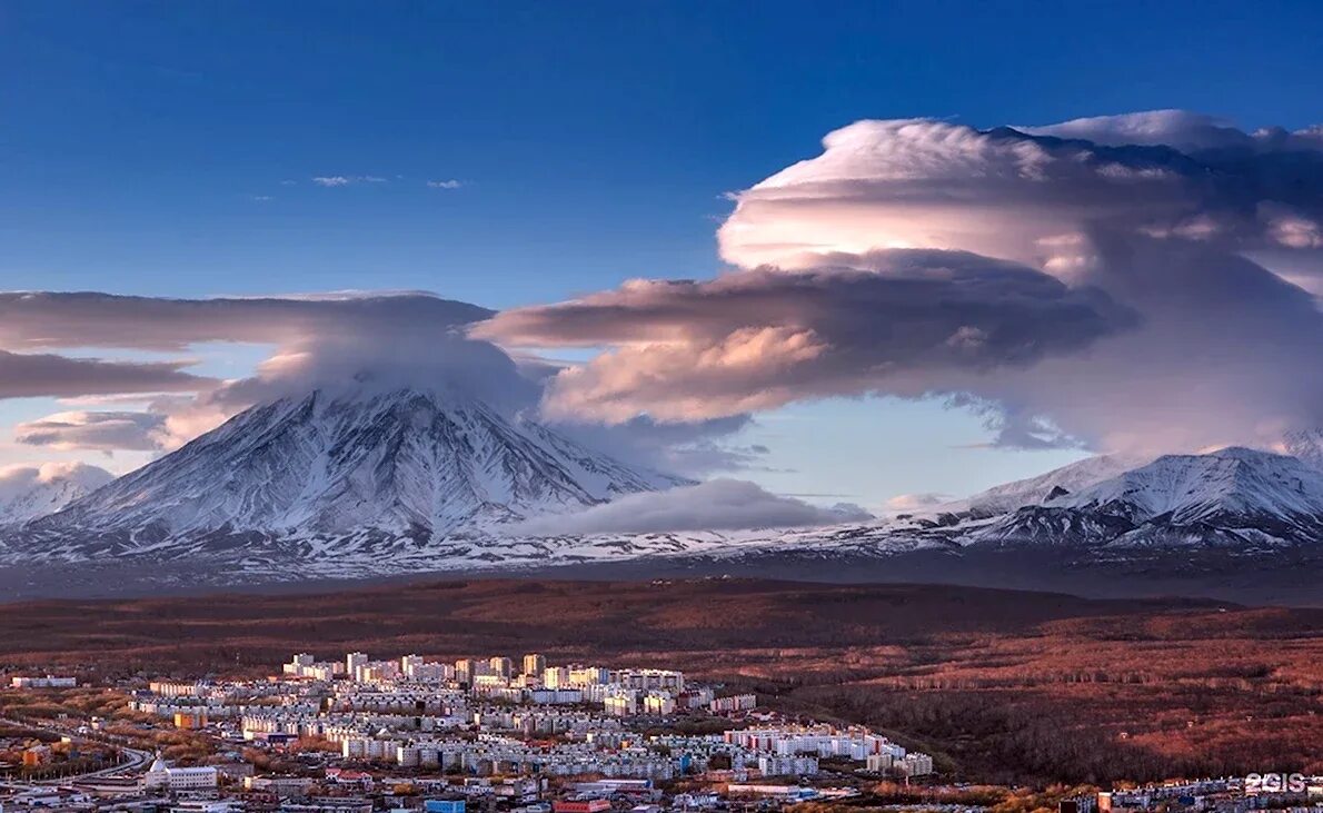 Петропавловск вулканы. Авачинская сопка петропавловск-камчатский. Домашние вулканы петропавловска-камчатского. Авачинская сопка петропавловск-камчатский. Петропавловск вулканы.