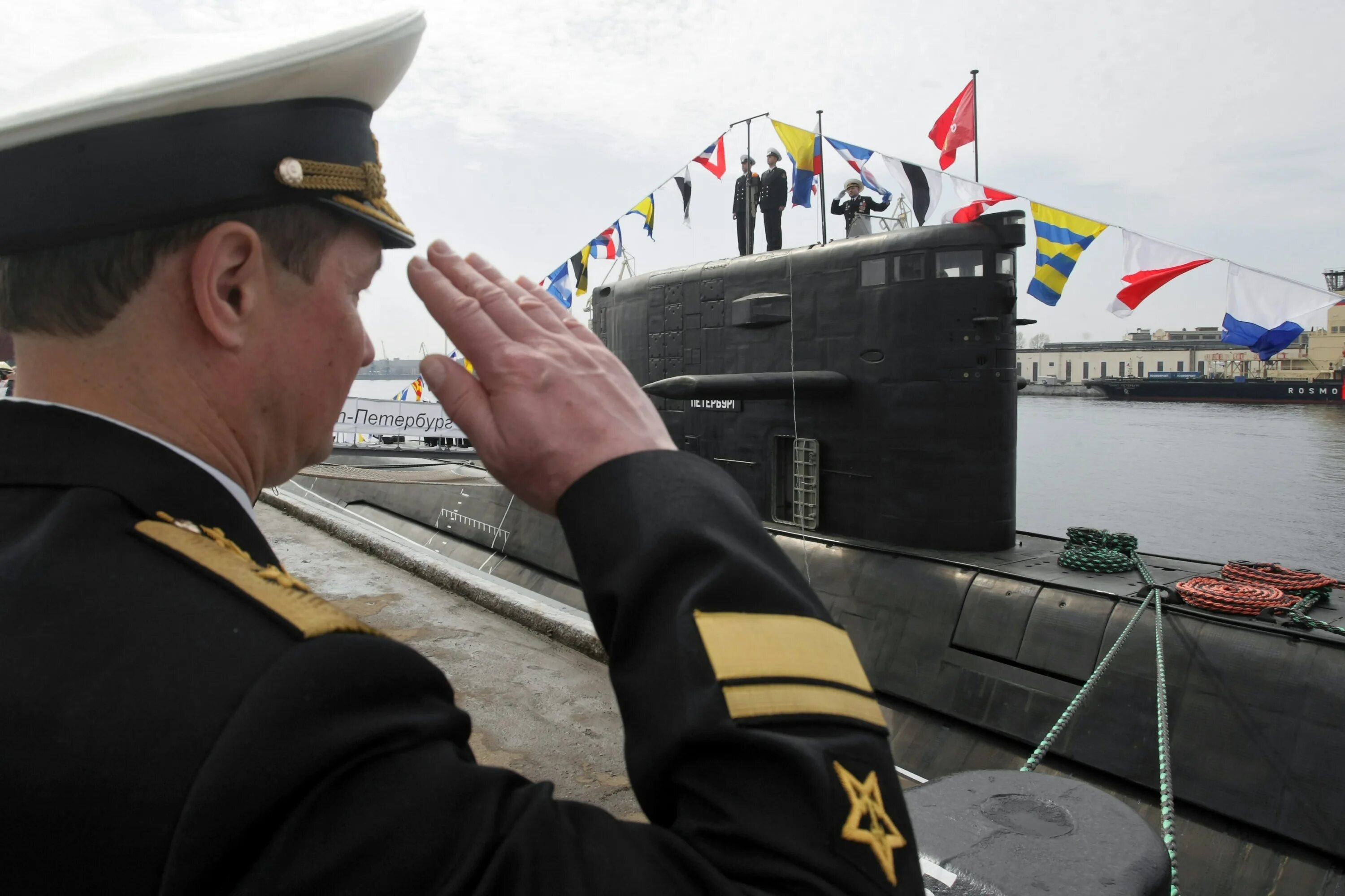 Военный моряк подводник. 7 Апреля день памяти погибших подводников. 7 Апреля день памяти погибших моряков-подводников. День памяти подводников 7 апреля. День памяти моряков подводников 7 апреля.